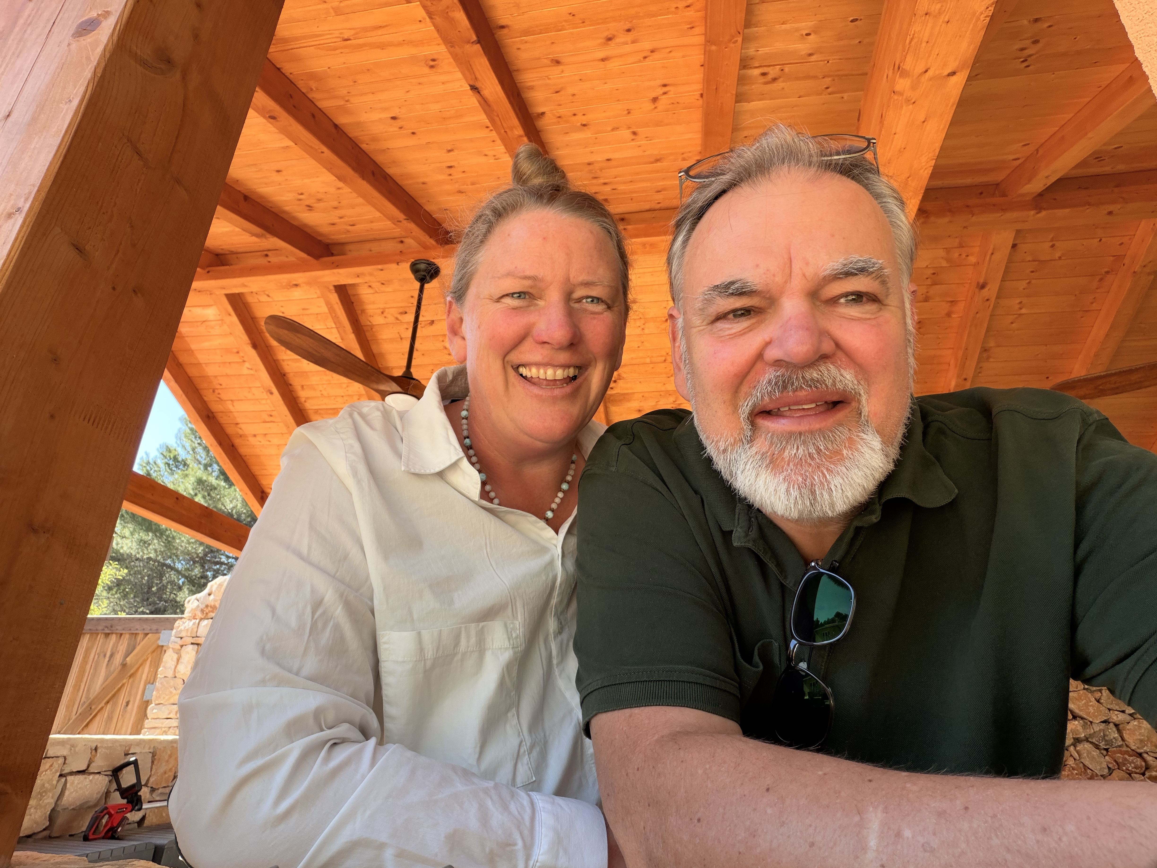 Christina und Peter Illing lachend unter dem Pavillondach auf Hvar