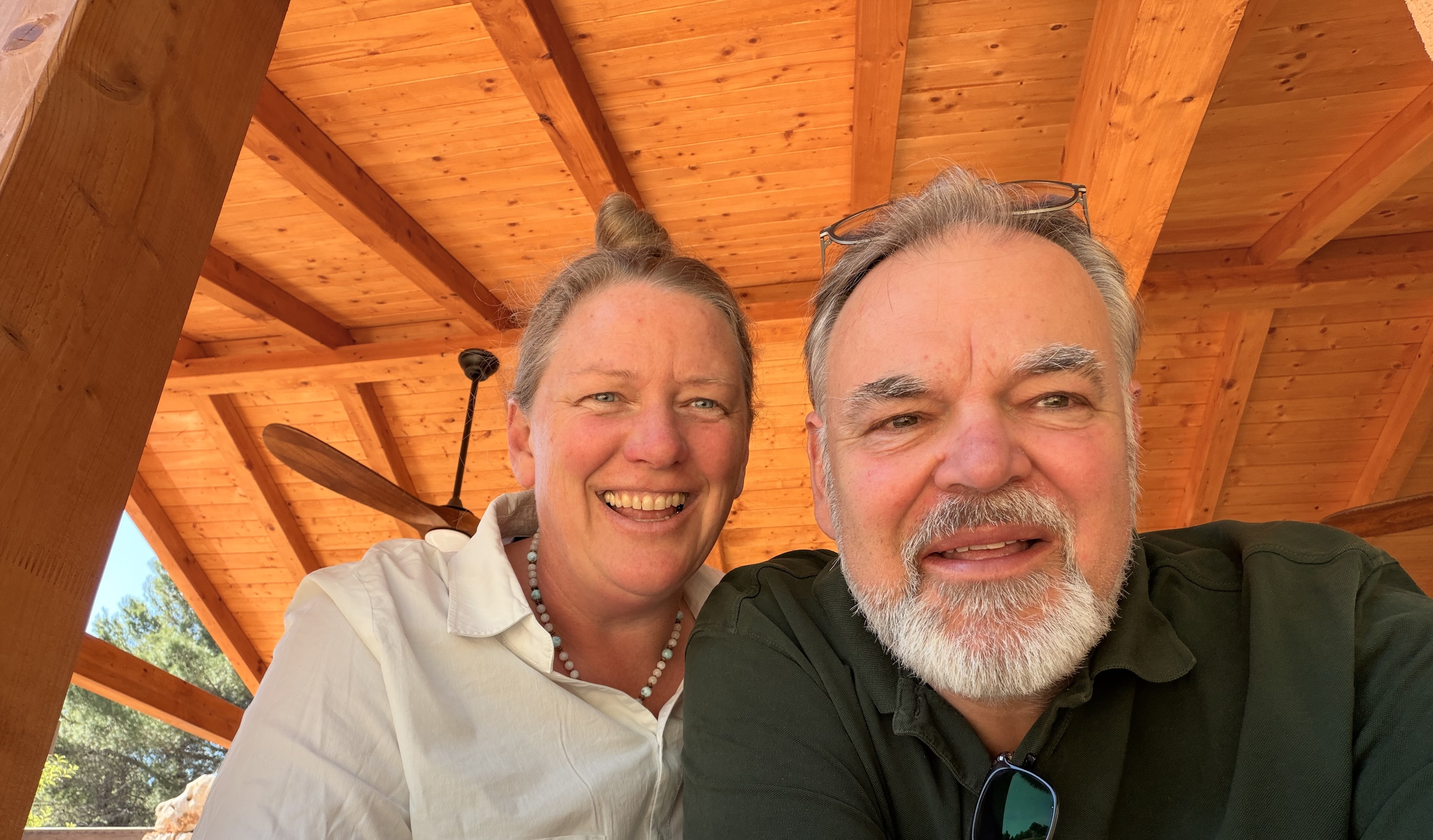 Christina und Peter Illing lachend unter dem Pavillondach auf Hvar